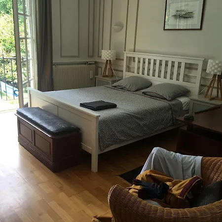 10 Personnes Aux Pieds Des Pyrénées Pau * Billere