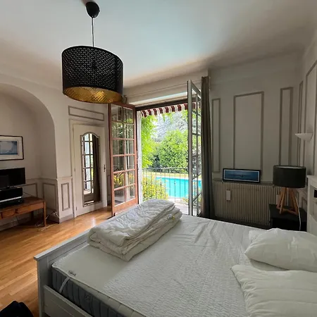 10 Personnes Aux Pieds Des Pyrenees Pau * Billere