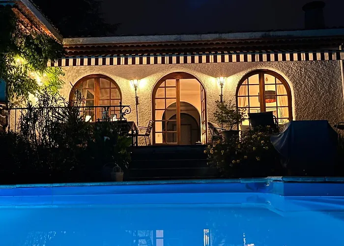 10 Personnes Aux Pieds Des Pyrenees Pau