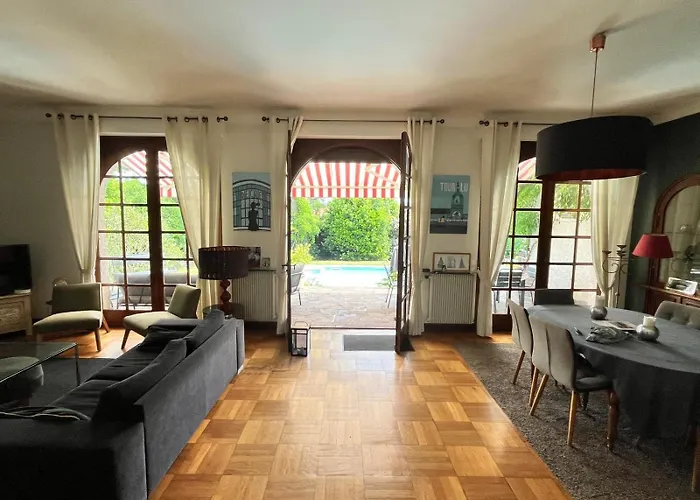 10 Personnes Aux Pieds Des Pyrenees Pau