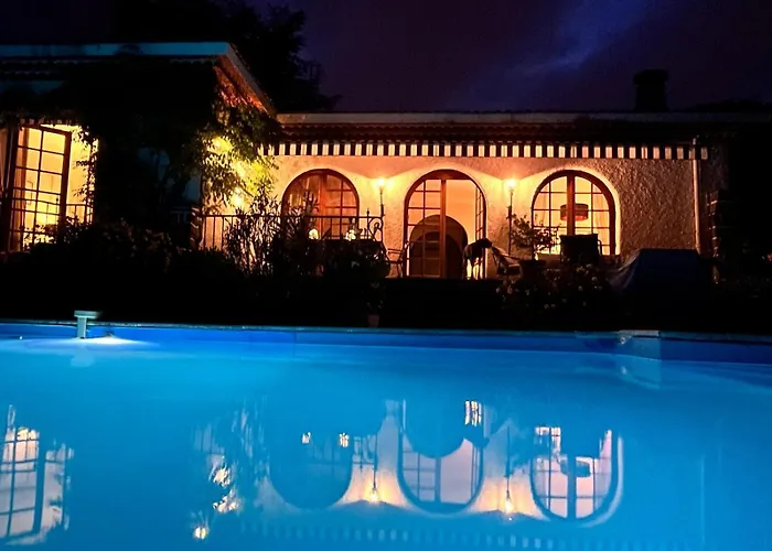 10 Personnes Aux Pieds Des Pyrenees Pau Billere