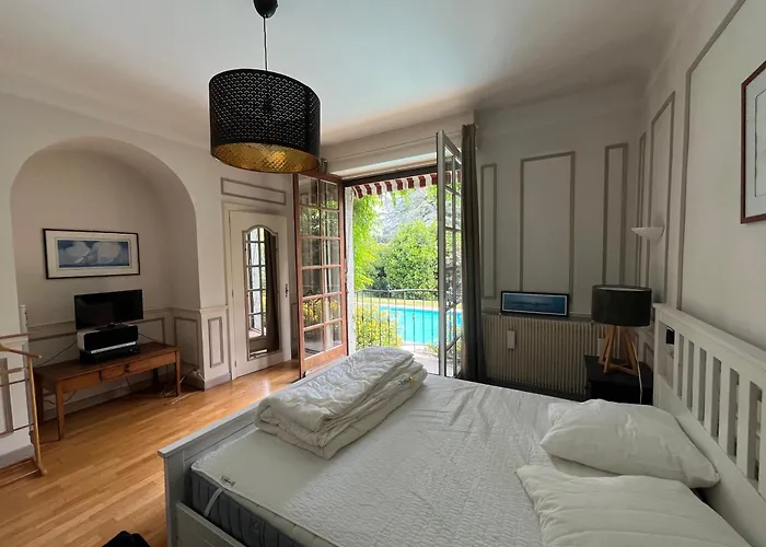 10 Personnes Aux Pieds Des Pyrenees Pau * Billere